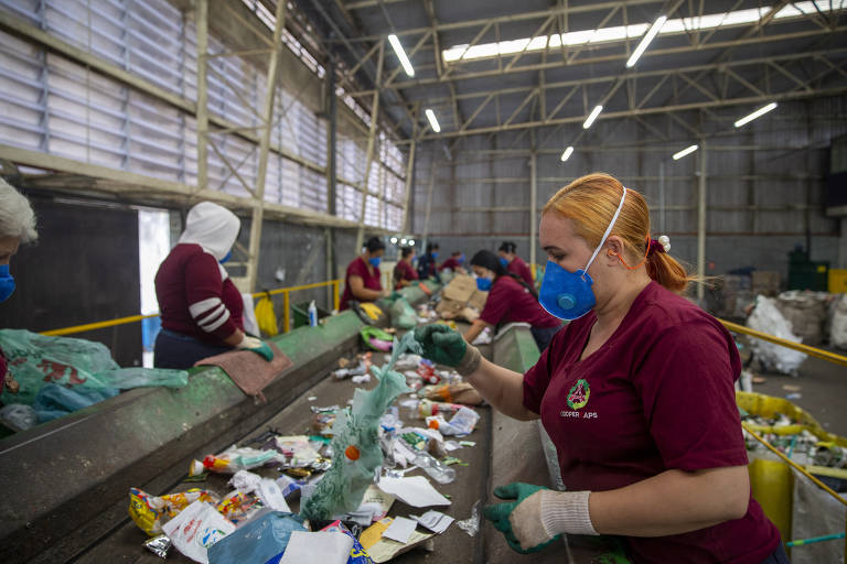 Processo de triagem dos materiais na cooperativa de coleta seletiva Coopercaps, em São Paulo