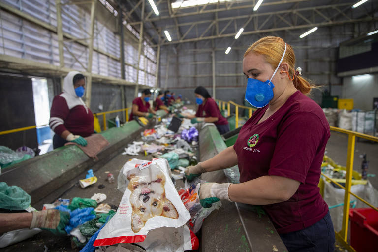 Processo de triagem dos materiais na cooperativa de coleta seletiva Coopercaps, em São Paulo