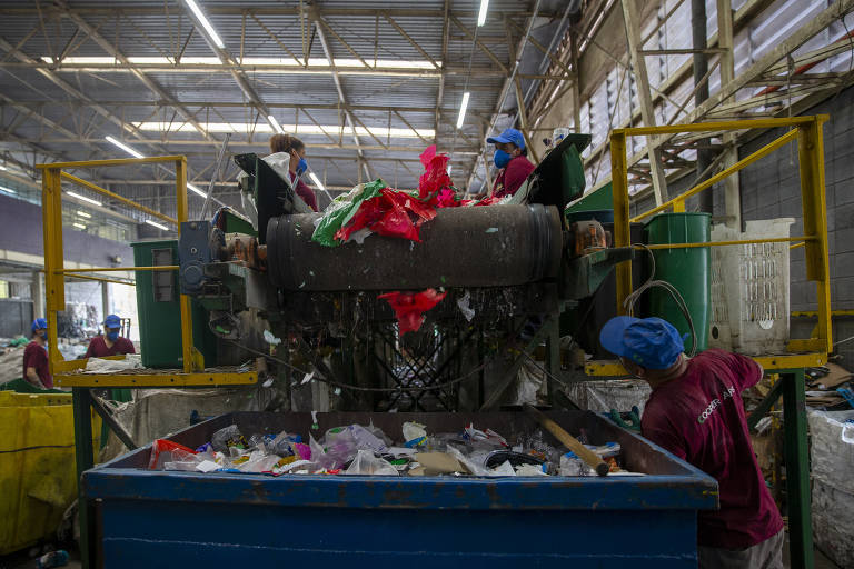 Cooperativa de coleta seletiva Coopercaps, em São Paulo