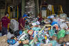 Processo de triagem dos materiais na cooperativa de coleta seletiva Coopercaps, em São Paulo