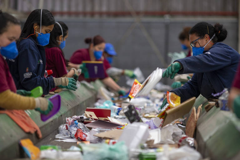 Processo de triagem dos materiais na cooperativa de coleta seletiva Coopercaps, em São Paulo