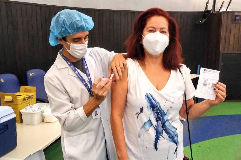 Adriana Moretta recebendo vacina contra a Covid-19