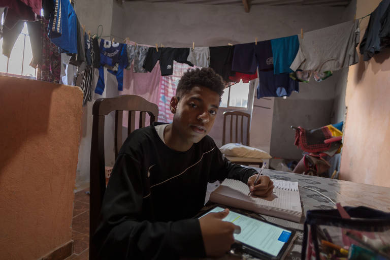 Joao Vitor Aguiar Santos, 15, diz que mesmo ligado, o tablet não consegue pegar sinal de internet devido à péssima conexão de rede de dados no local onde ele mora, em Cidade Tiradentes, extremo da zona leste