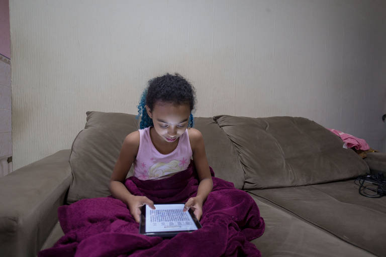Jheniffer, 10, consegue acessar internet pelo wi-fi de casa; cidade de São Paulo tem 100 mil alunos da rede municipal com dificuldade de acesso à internet