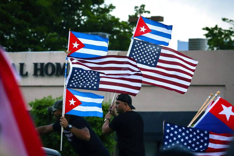 Cuba evoca velhas narrativas nos EUA, e Biden se alinha mais a Trump do que a Obama