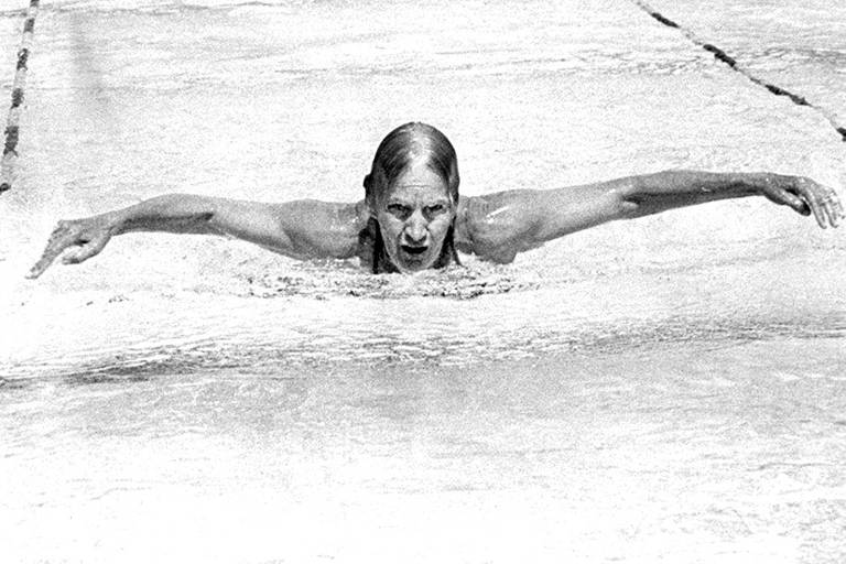 Maria Lenk, primeira atleta sul-americana a disputar uma edição olímpica, em Los Angeles-1932, durante um torneio master em 1984, o ano em que os Jogos voltaram para a cidade americana