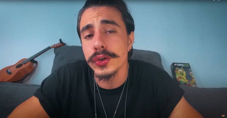 Come Pizza Online - Em seu canal de humor, Adriano López conta a experiência de um cubano vivendo em Miami e faz paródias musicais críticas ao regime