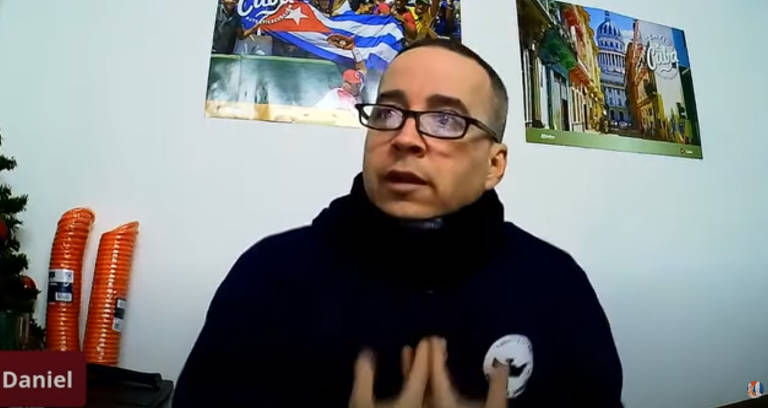 Al Estilo Palencia - Daniel Palencia, cubano que mora na Argentina, faz um canal dirigido aos conterrâneos no exterior. Entre os vídeos, a paródia musical “Como se faz um dissidente” mostra os críticos ao regime como pessoas que “vendem a pátria por umas moedas”