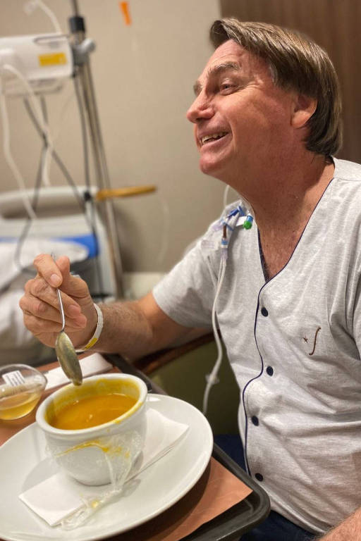 O presidente Jair Bolsonaro compartilha foto tomando sopa no hospital Vila Nova Star
