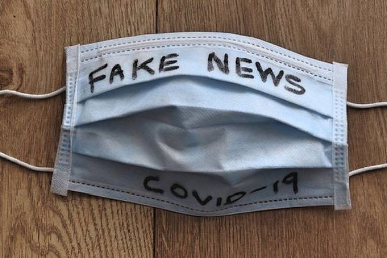 Máscara de proteção facial com os dizeres: Fake news Covid-19