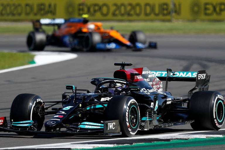 Lewis Hamilton vence GP da Inglaterra após acidente com Verstappen