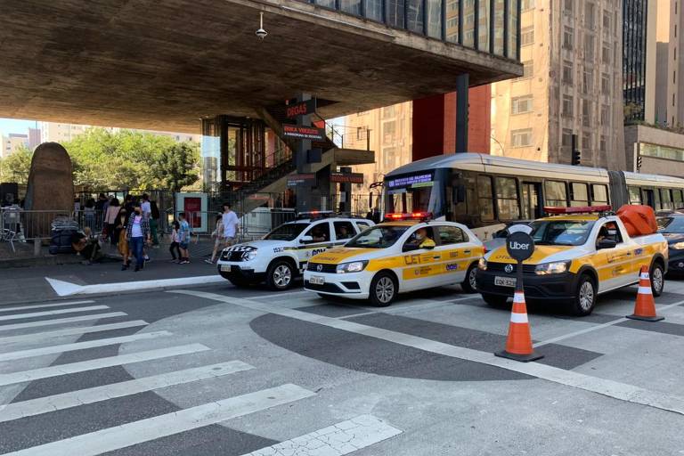 Paulistanos, artistas de rua e turistas invadem av. Paulista após  reabertura - 18/07/2021 - Cotidiano - Folha