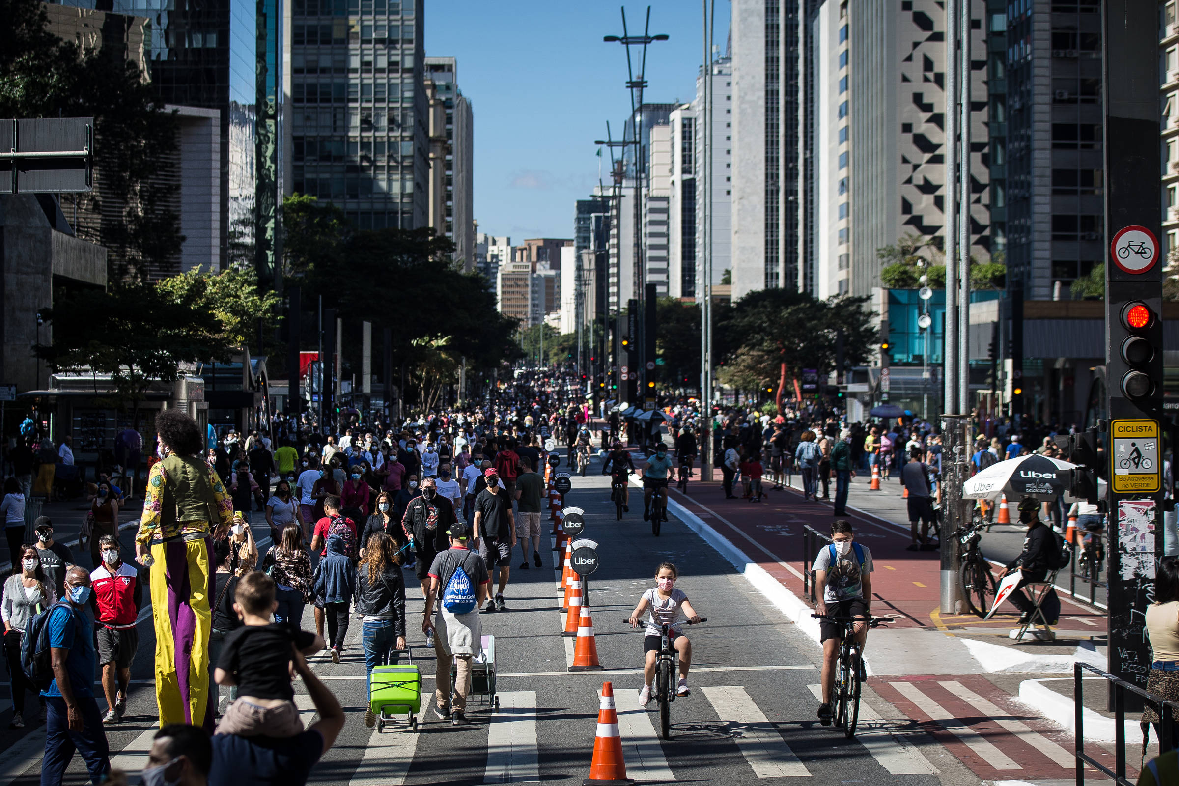 Paulistanos, artistas de rua e turistas invadem av. Paulista após