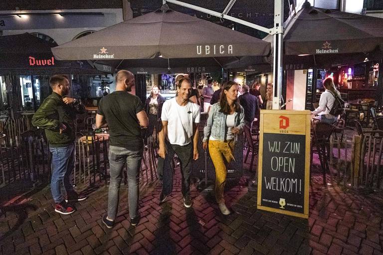 Holandeses deixam restaurante após horário de funcionamento ter sido reduzido para conter propagação da Covid