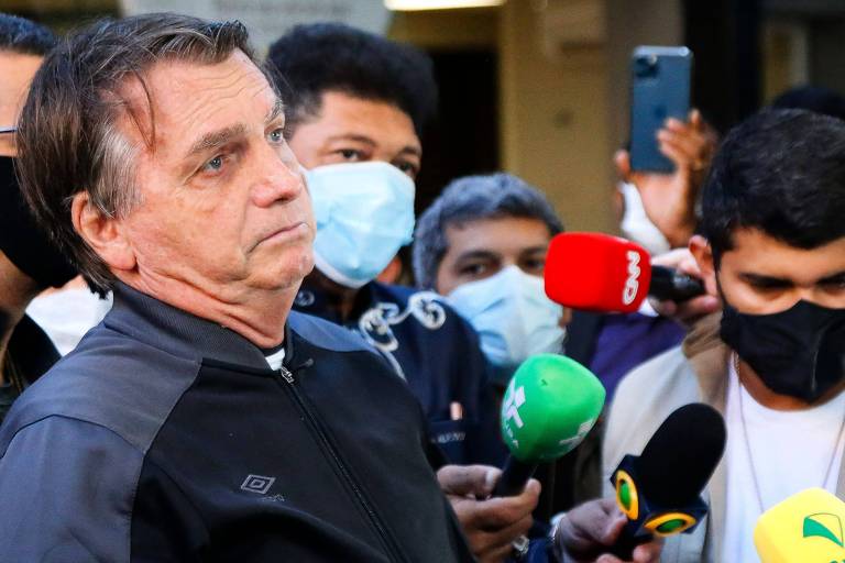 O presidente Jair Bolsonaro fala com a imprensa após deixar o hospital