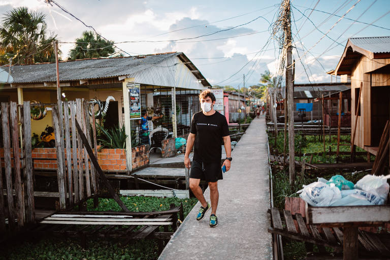 Fiore Ciardi, gestor de resíduos da Florescer Brasil caminha sobre a 22ª passarela do bairro Congós, em Macapá