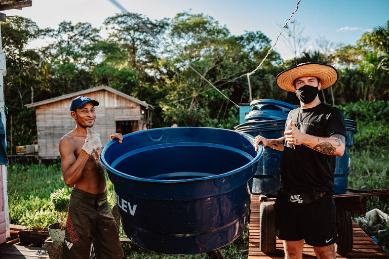 Felipe Gregório, fundador Florescer Brasil, recebe apoio de morador do bairro Congós, em Macapá
