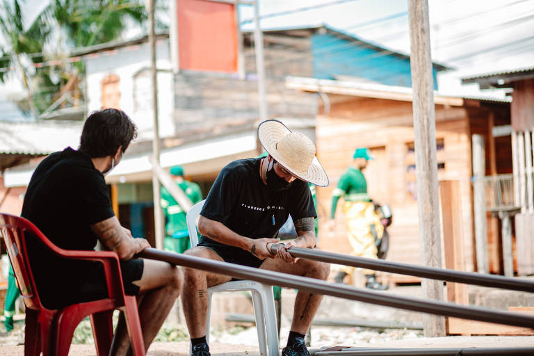 Equipe da Florescer Brasil examina estrutura de esgoto do bairro Congós, em Macapá