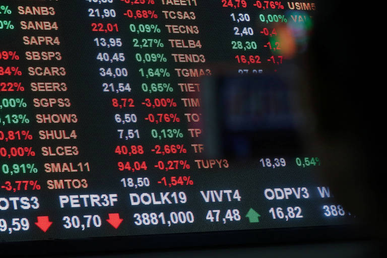 Bolsa tem segunda semana de alta enquanto Wall Street afunda