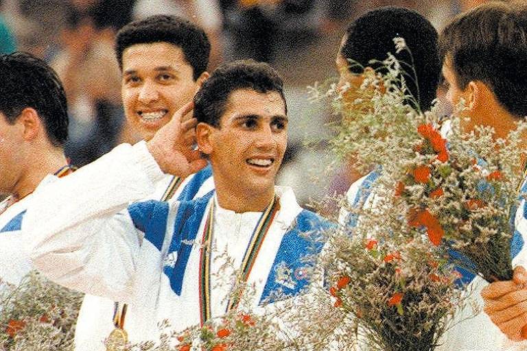 Mauricio, levantador da seleção brasileira masculina de vôlei, com a mão na cabeça, após receber a medalha de ouro nos Jogos de Barcelona