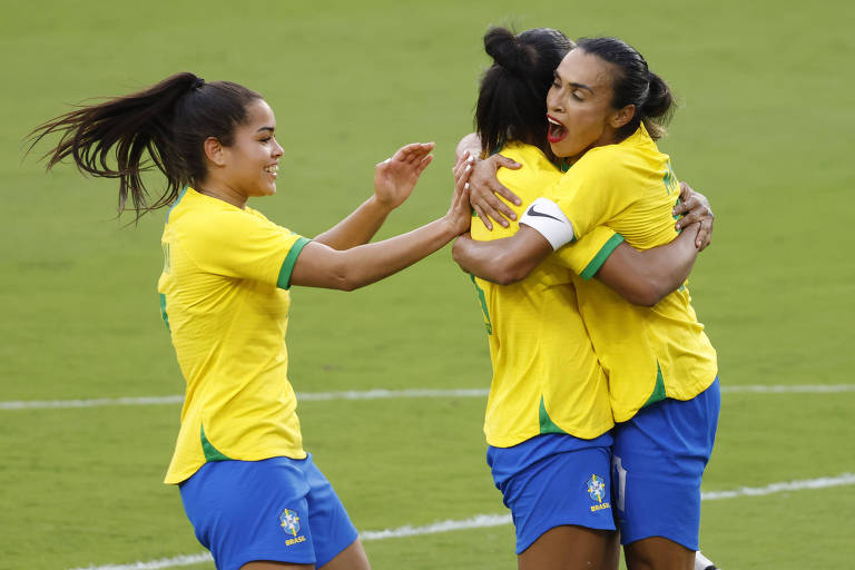 Marta, à dir., celebra gol contra a Argentina com as jogadoras Geyse (ao centro) e Ivana, em Orlando, na Flórida