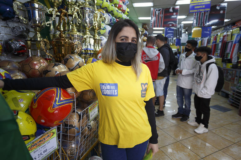 A vendedora Amanda Rodrigues, 38, não sabia que a Olimpíada iria começar oficialmente nesta sexta-feira (23). Na rua 25 de Março, onde trabalha o centro de São Paulo, nenhum item relacionado ao evento é vendido 