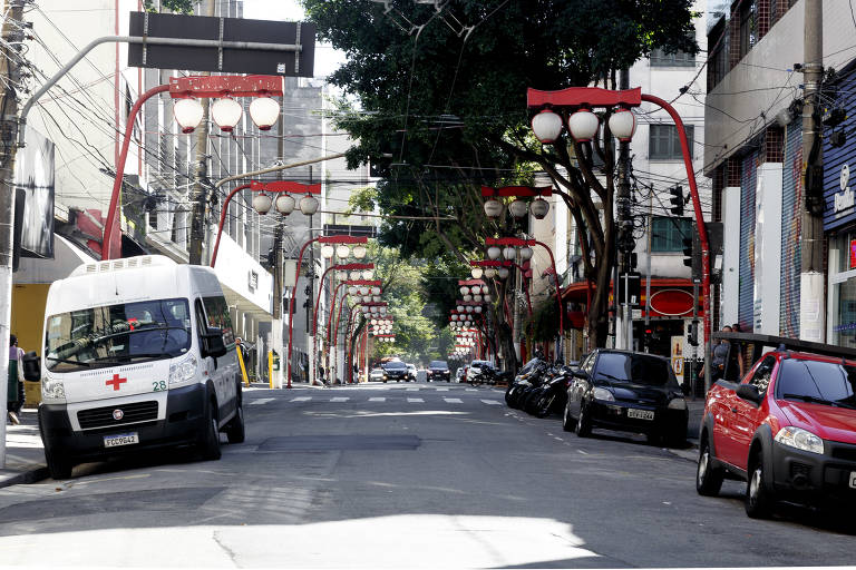Rua Galvão Bueno, na Liberdade (centro de SP), na manhã desta segunda-feira (19), sem nenhum sinal indicativo sobre o início da Olimpíada de Tóquio 