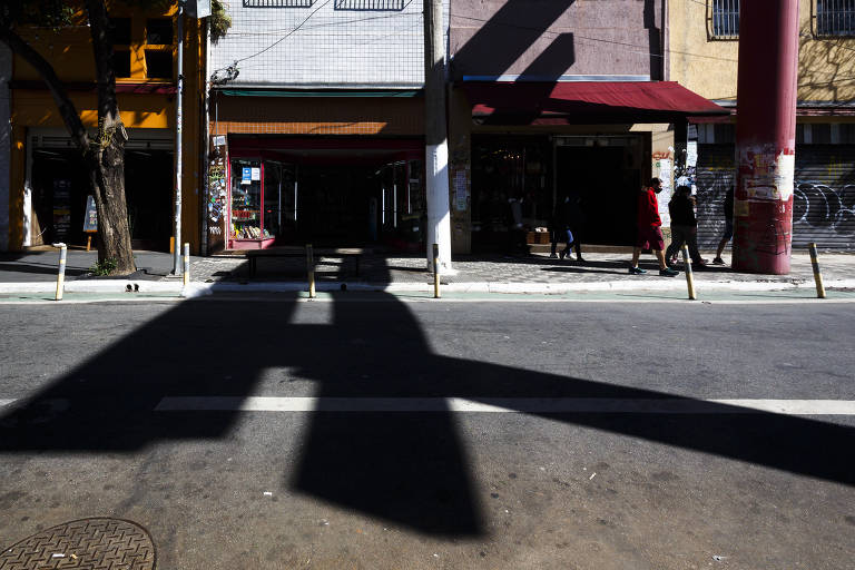 Rua Galvão Bueno, na Liberdade (centro de SP), na manhã desta segunda-feira (19), sem nenhum sinal indicativo sobre o início da Olimpíada de Tóquio 