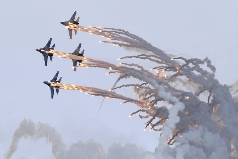 Caças Sukhoi Su-27 disparam flares em exibição aérea