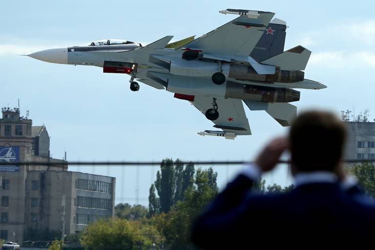 No comando de avião caça, É um shooter de rolagem vertical. Há quatro  pilotos de quatro países (Japão, Suécia, Reino Unido e Estados Unidos)  envolvidos em uma guerra. Cada