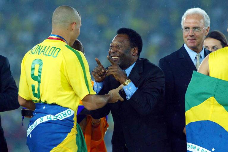 O ex-jogador Pelé cumprimenta Ronaldo, o autor dos dois gols da vitória do Brasil, enquanto é observado pelo ex-jogador da Alemanha Franz Beckenbauer durante as comemorações da conquista da Copa do Mundo do Japão e Coréia