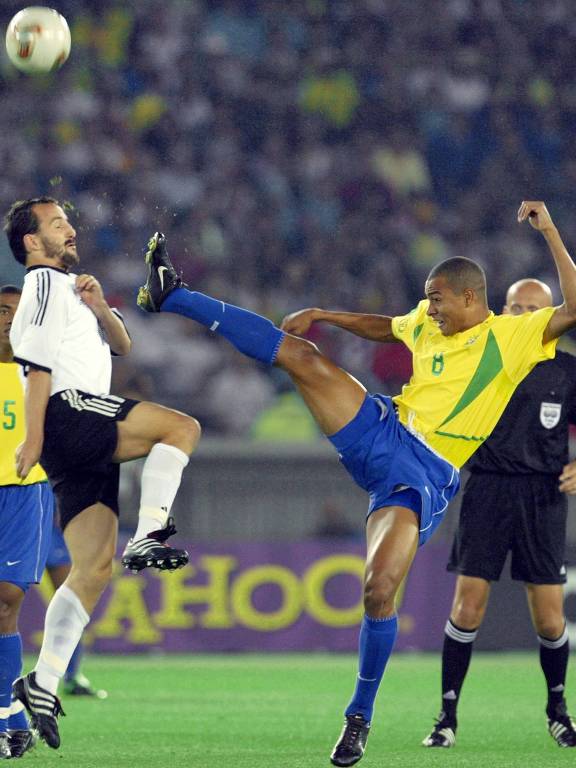O brasileiro Gilberto Silva em lance com o alemão Jeremies, em Yokohama (Japão)