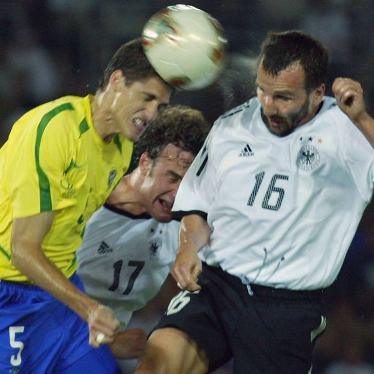 O zagueiro Edmílson disputa bola com o alemães Bode e Jeremies durante a final, em Yokohama (Japão)