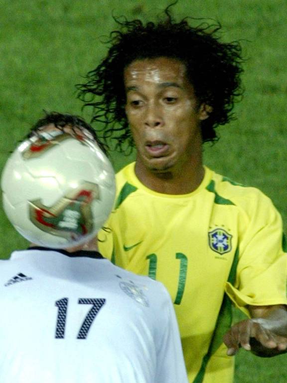 O alemão Bode tenta dominar a bola sob a marcação do meia-atacante Ronaldinho durante jogo da final, em Yokohama (Japão)
