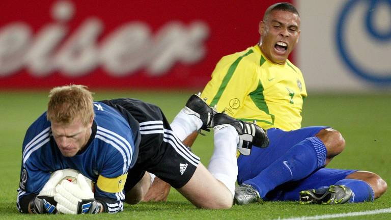 O atacante brasileiro Ronaldo colide com o goleiro alemão Oliver Kahn na tentativa frustrada de marcar para o Brasil, na final em Yokohama (Japão)