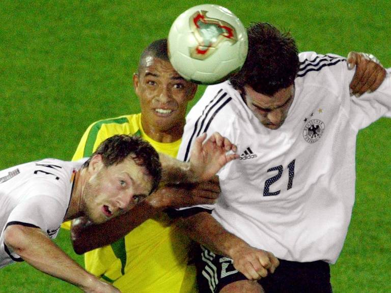 O alemão Thomas Linke, o volante brasileiro Gilberto Silva e o alemão Christoph Metzelder disputam bola na vitória brasileira diante da seleção alemã que deu o pentacampeonato para o Brasil na final da Copa do Mundo da Coréia e do Japão, em Yokohama (Japão)