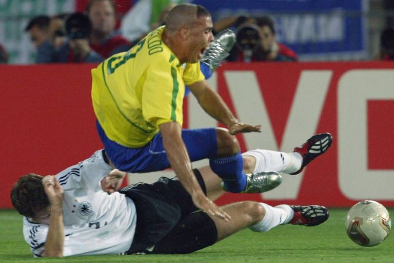 O atacante brasileiro Ronaldo sofre falta do alemão Linke durante a final, em Yokohama (Japão)