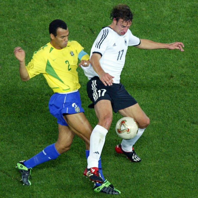 O capitão da seleção brasileira, Cafu, disputa bola com o alemão Bode durante a final, em Yokohama (Japão)