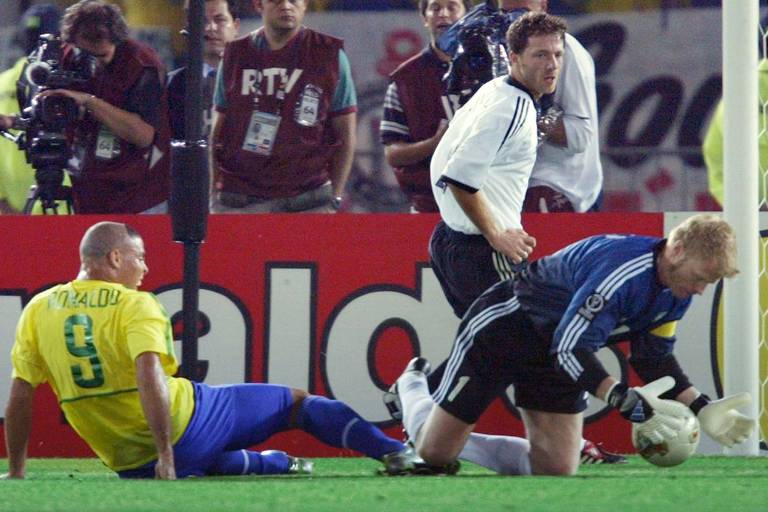 O goleiro alemão Oliver Kahn defende chute do atacante brasileiro Ronaldo e frustra chance de gol durante jogo da final, em Yokohama (Japão)