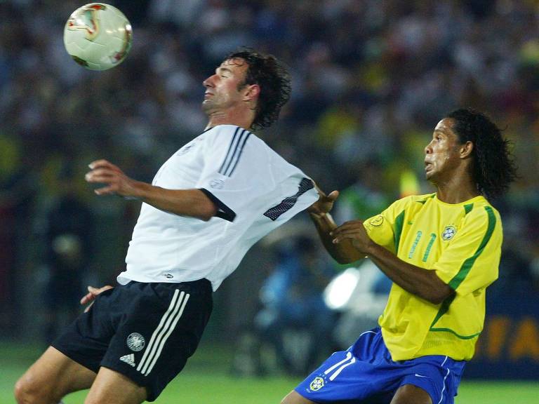 O meia-atacante da seleção brasileira Ronaldinho puxa o alemão Bode pela camisa em lance da final da Copa, em Yokohama (Japão)