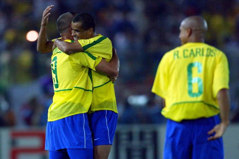 Rivaldo abraça Ronaldo após o atacante marcar o segundo gol da partida válida pela final da Copa do Mundo 2002, em Yokohama (Japão)