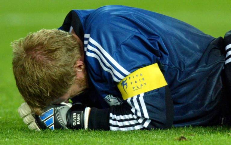 O goleiro alemão Oliver Kahn após gol marcado pelo atacante Ronaldo na vitória brasileira diante da seleção alemã que deu o pentacampeonato para o Brasil na final da Copa do Mundo da Coréia e do Japão, em Yokohama (Japão)S/Dylan Martinez