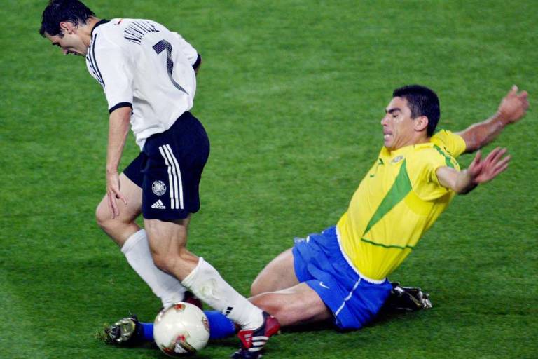 O zagueiro brasileiro Lúcio tenta roubar bola do alemão Neuville durante a final, em Yokohama (Japão)