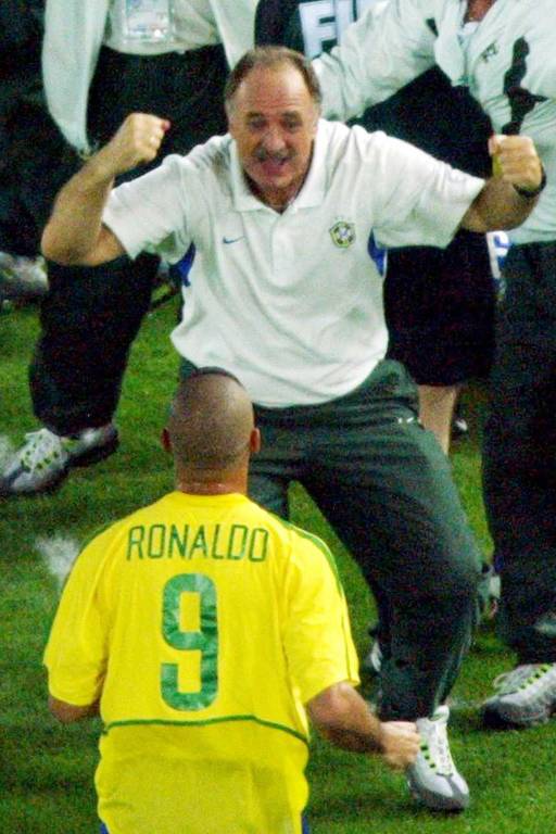 O técnico da seleção brasileira, Luiz Felipe Scolari, comemora com o atacante Ronaldo o pentacampeonato do Brasil na final da Copa contra os alemães, em Yokohama (Japão)