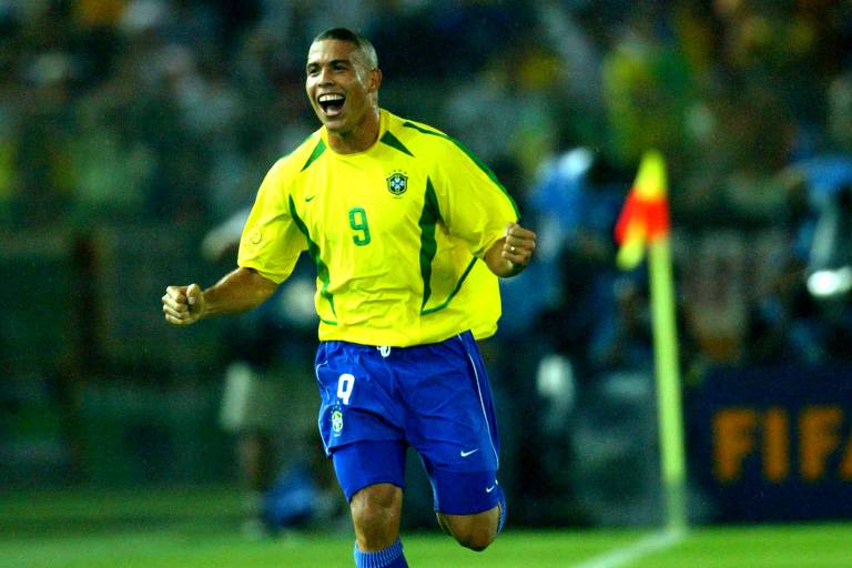 O jogador Ronaldo, da seleção brasileira, comemora gol marcado na final da Copa do Mundo de 2002 contra a seleção alemã, no Yokohama International Stadium