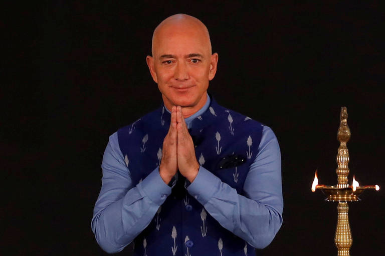Bezos agradece a funcionários e clientes da Amazon por sua vasta fortuna e provoca críticas