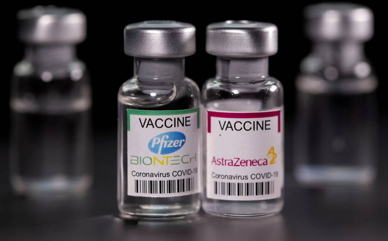Ampola das vacinas Pfizer-BioNTech e AstraZeneca
