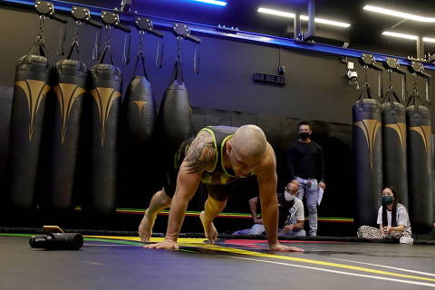 Cassiano Rodrigues Laureano breaks Guinness World Record of most number of burpees in 60 minutes, in Singapore July 20, 2021. REUTERS/Joseph Campbell ORG XMIT: GDN