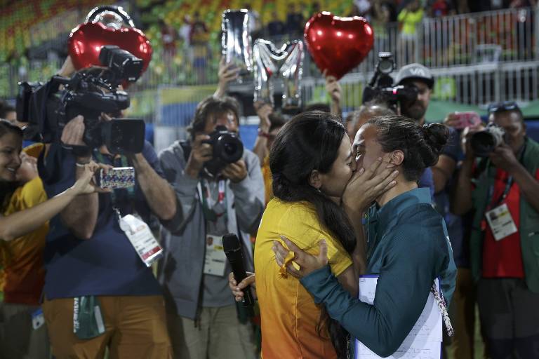 Isadora Cerullo, da seleção brasileira de rúgbi, é pedida em casamento por Marjorie Enya após a cerimônia das medalhas da modalidade nos Jogos Olímpicos do Rio-2016.