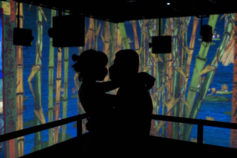 Um casal se beija durante exposição